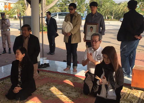 ครอบครัว สหวงษ์ ร่วมพิธีลอยอังคาร ส่ง ปอ ทฤษฎี
