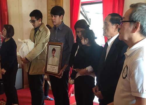 ครอบครัว สหวงษ์ ร่วมพิธีลอยอังคาร ส่ง ปอ ทฤษฎี