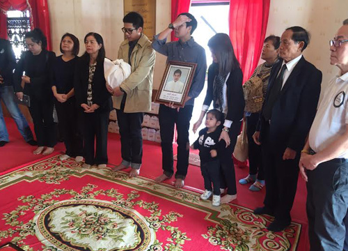 ครอบครัว สหวงษ์ ร่วมพิธีลอยอังคาร ส่ง ปอ ทฤษฎี