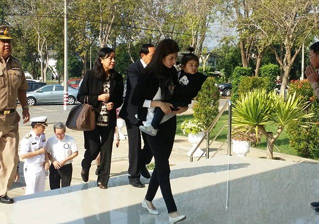 ครอบครัว สหวงษ์ ร่วมพิธีลอยอังคาร ส่ง ปอ ทฤษฎี