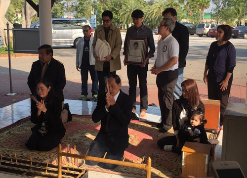 ครอบครัว สหวงษ์ ร่วมพิธีลอยอังคาร ส่ง ปอ ทฤษฎี