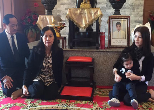 ครอบครัว สหวงษ์ ร่วมพิธีลอยอังคาร ส่ง ปอ ทฤษฎี