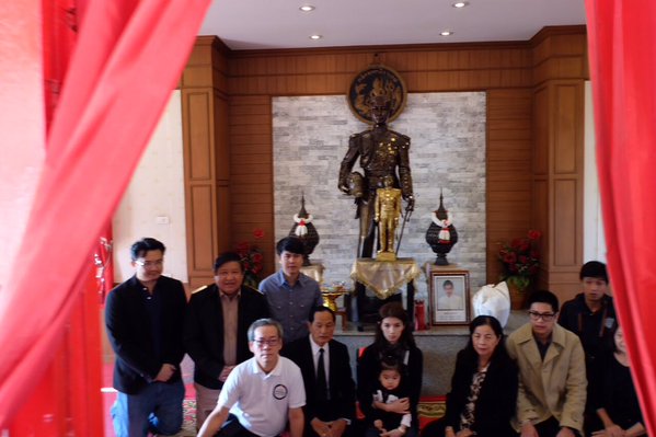 ครอบครัว สหวงษ์ ร่วมพิธีลอยอังคาร ส่ง ปอ ทฤษฎี