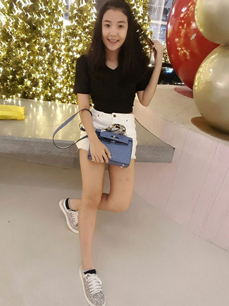 พลอย มงกุฎเพชร