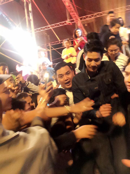 เวียร์ ศุกลวัฒน์ โชว์ตัวที่ สปป. สาว