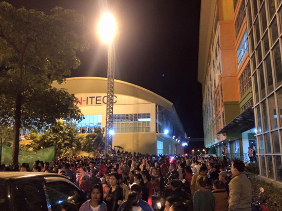 เวียร์ ศุกลวัฒน์ โชว์ตัวที่ สปป. สาว