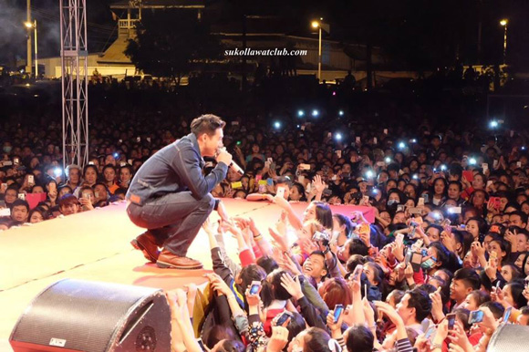 เวียร์ ศุกลวัฒน์ โชว์ตัวที่ สปป. สาว