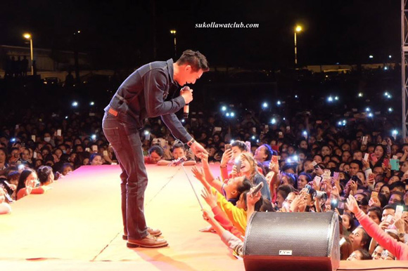 เวียร์ ศุกลวัฒน์ โชว์ตัวที่ สปป. สาว