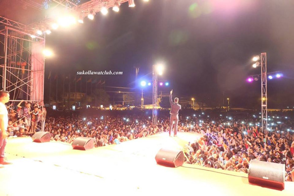 เวียร์ ศุกลวัฒน์ โชว์ตัวที่ สปป. สาว