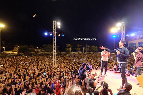 เวียร์ ศุกลวัฒน์ โชว์ตัวที่ สปป. สาว