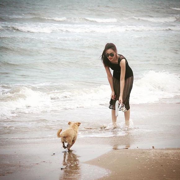 เมย์ พิชญ์นาฏ ชุดว่ายน้ำ