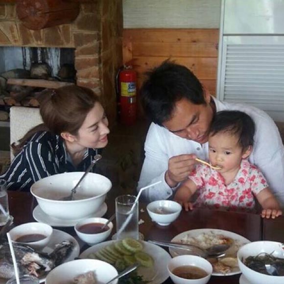 สงกรานต์ เตชะณรงค์ อาบน้ำให้ น้องปีใหม่