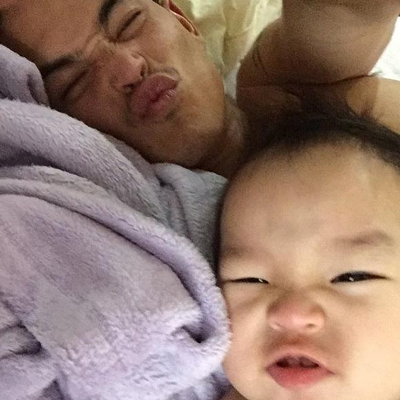 สงกรานต์ เตชะณรงค์ อาบน้ำให้ น้องปีใหม่