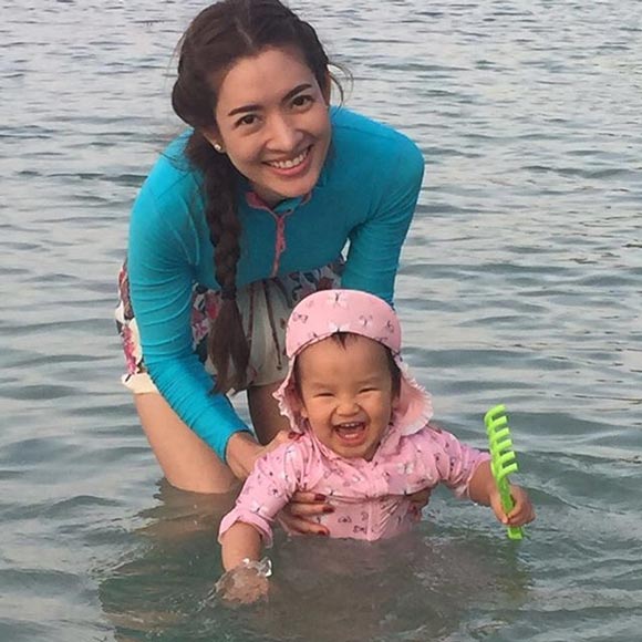 สงกรานต์ เตชะณรงค์ อาบน้ำให้ น้องปีใหม่