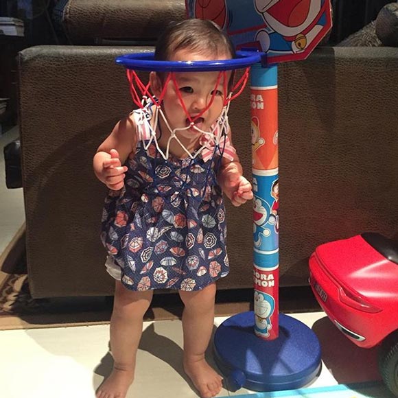 สงกรานต์ เตชะณรงค์ อาบน้ำให้ น้องปีใหม่