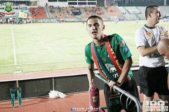 ชิน ชินวุฒ นำทัพนำเชียร์อาร์มี่ ยูไนเต็ด