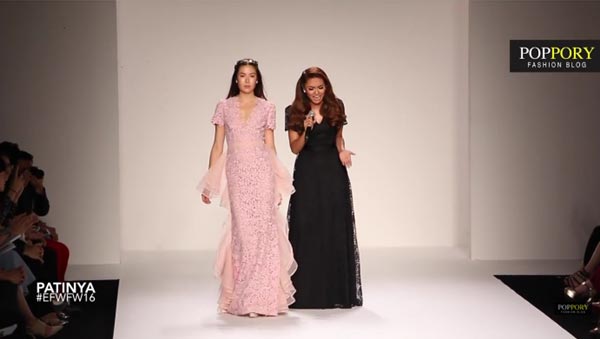 แก้ม วิชญาณี ขึ้นร้องเพลงบนเวที Elle Fashion Week 2016