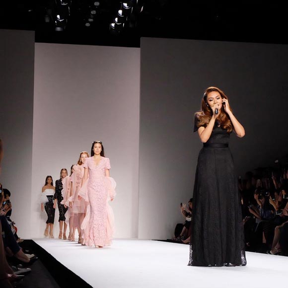 แก้ม วิชญาณี ขึ้นร้องเพลงบนเวที Elle Fashion Week 2016