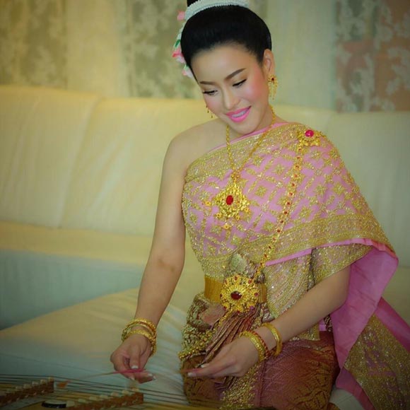 หนิง ปณิตา ชุดไทย
