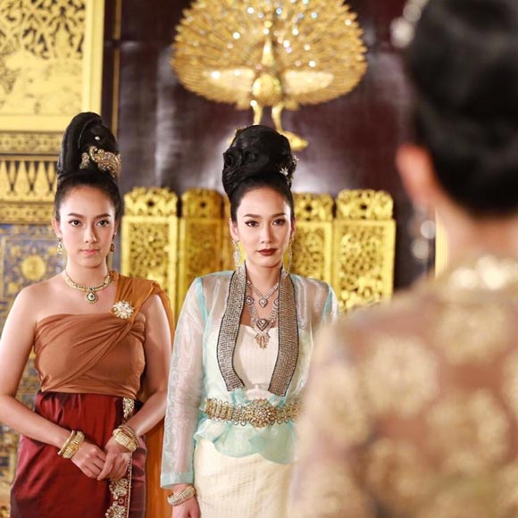 อั้ม ยุ้ย เพลิงพระนาง