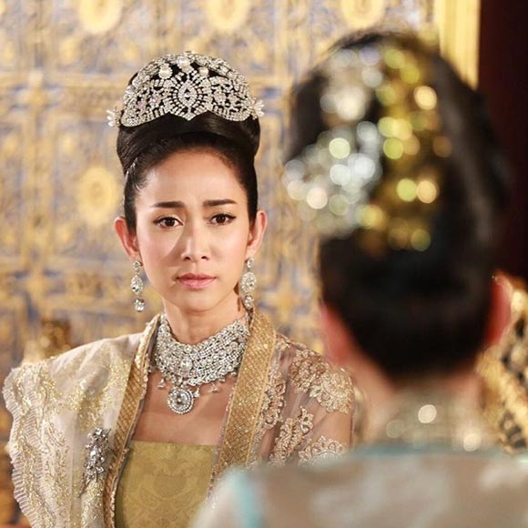 อั้ม ยุ้ย เพลิงพระนาง