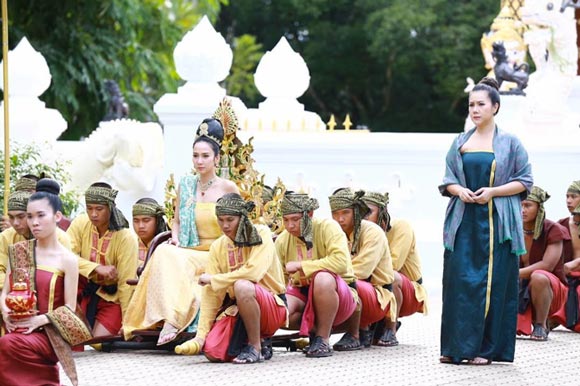 อั้ม พัชราภา ชุดนกยูง