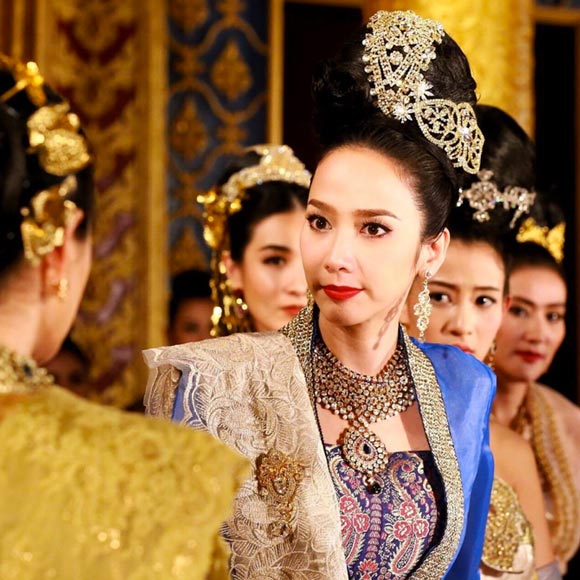 อั้ม พัชราภา ชุดนกยูง