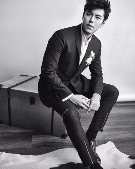 นาย ณภัทร เล่นกีต้าร์บทเพลงพระราชนิพนธ์