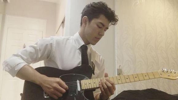 นาย ณภัทร เล่นกีต้าร์บทเพลงพระราชนิพนธ์