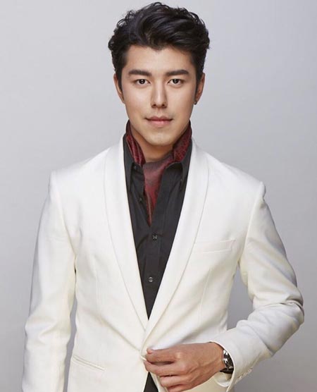 นาย ณภัทร เล่นกีต้าร์บทเพลงพระราชนิพนธ์