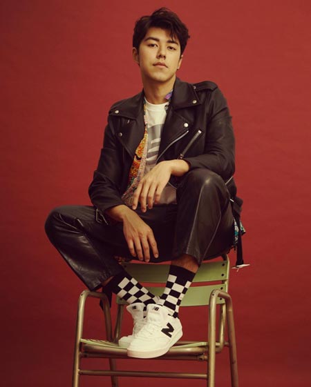 นาย ณภัทร เล่นกีต้าร์บทเพลงพระราชนิพนธ์