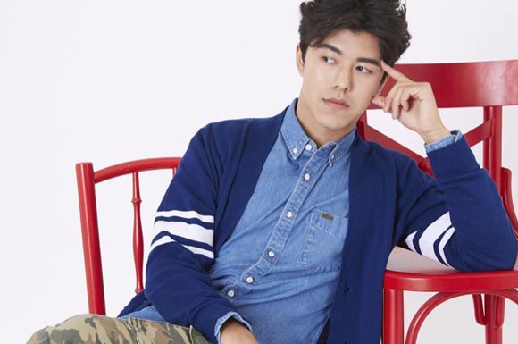 นาย ณภัทร เล่นกีต้าร์บทเพลงพระราชนิพนธ์