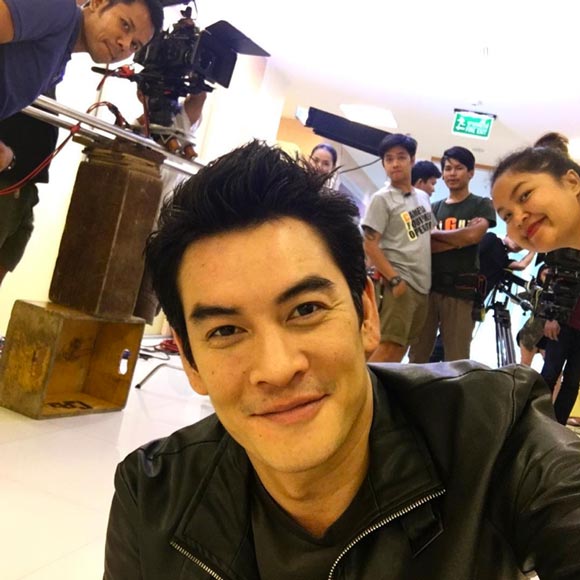 ชาคริต แย้มนาม