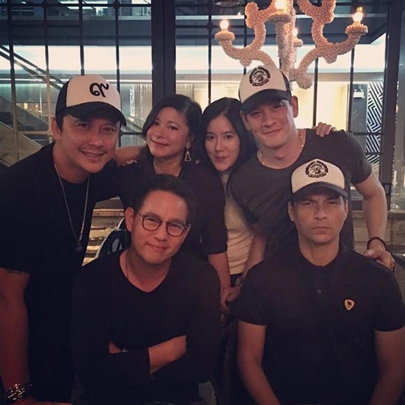 ชาคริต แย้มนาม