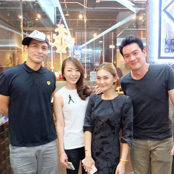 ชาคริต แย้มนาม