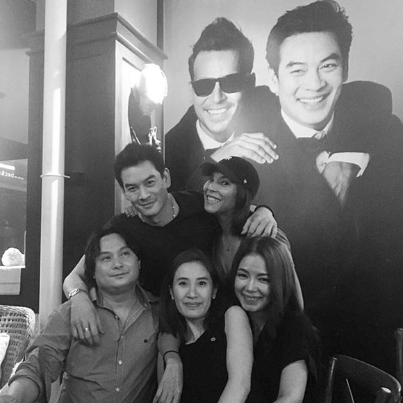 ชาคริต แย้มนาม