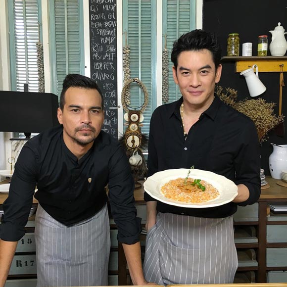 ชาคริต แย้มนาม