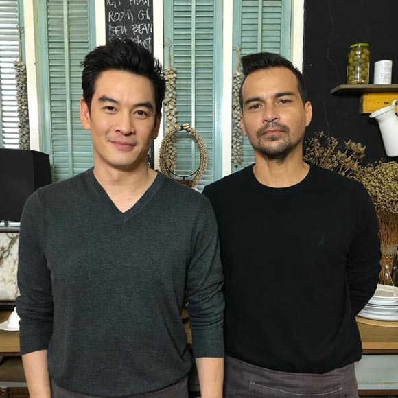 ชาคริต แย้มนาม