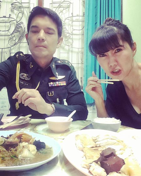 แก้ว อภิรดี