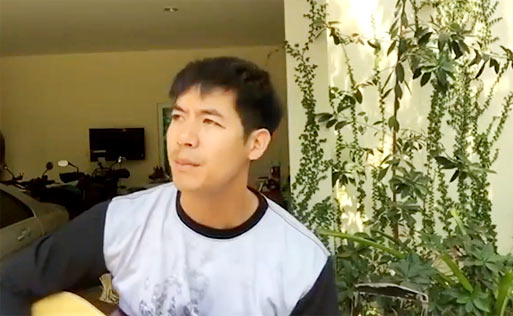 เวียร์ ศุกลวัฒน์ ดีดกีตาร์ 