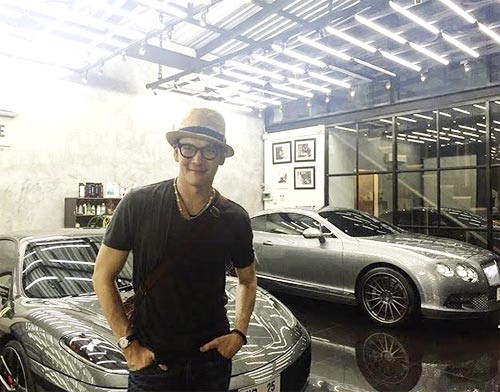 ชาคริต แย้มนาม