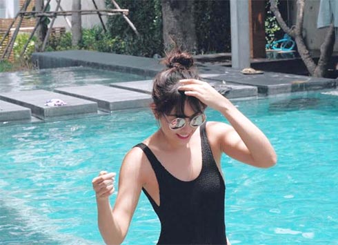 แซมมี่ เคาวเวลล์ ชุดว่ายน้ำ