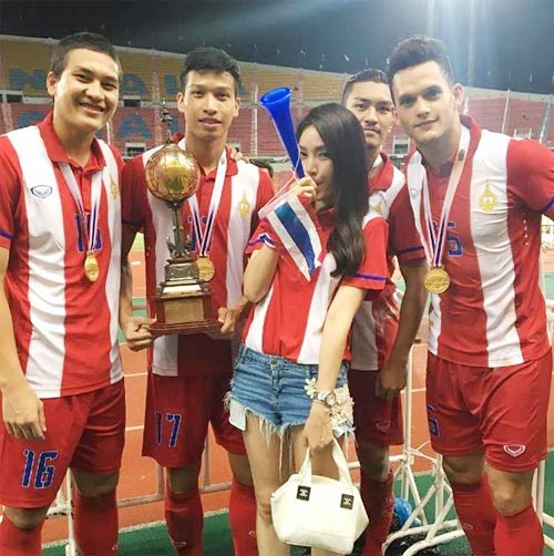 เมย์ พิชญ์นาฏ เจ ชนาธิป