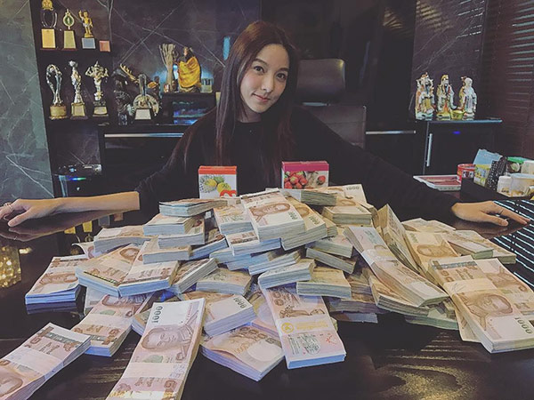 แฟนเชน ธนา