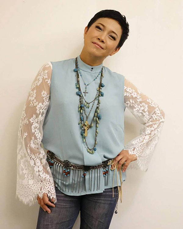 แอม เสาวลักษณ์