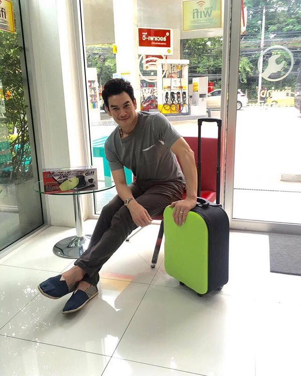 ชาคริต แย้มนาม