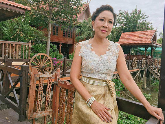 ครูอ้วน มณีนุช ตัดผมทรงใหม่