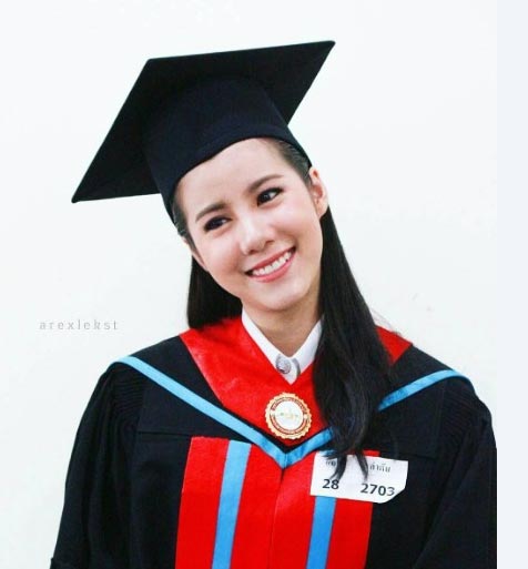 เอสเธอร์ สุปรีย์ลีลา รับปริญญา 