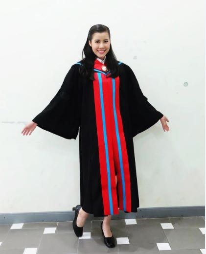 เอสเธอร์ สุปรีย์ลีลา รับปริญญา 