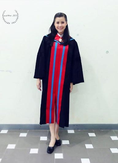 เอสเธอร์ สุปรีย์ลีลา รับปริญญา 